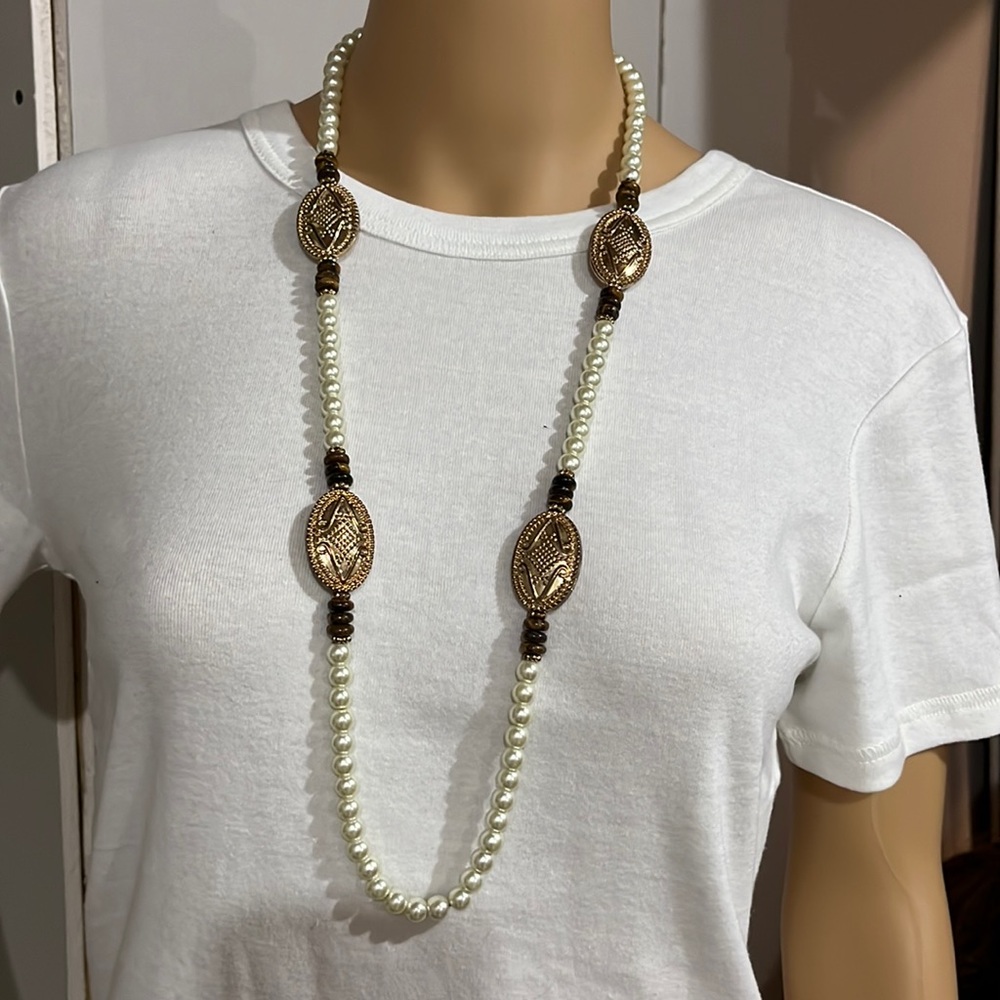 Long necklace with pearl and gold medallion beads